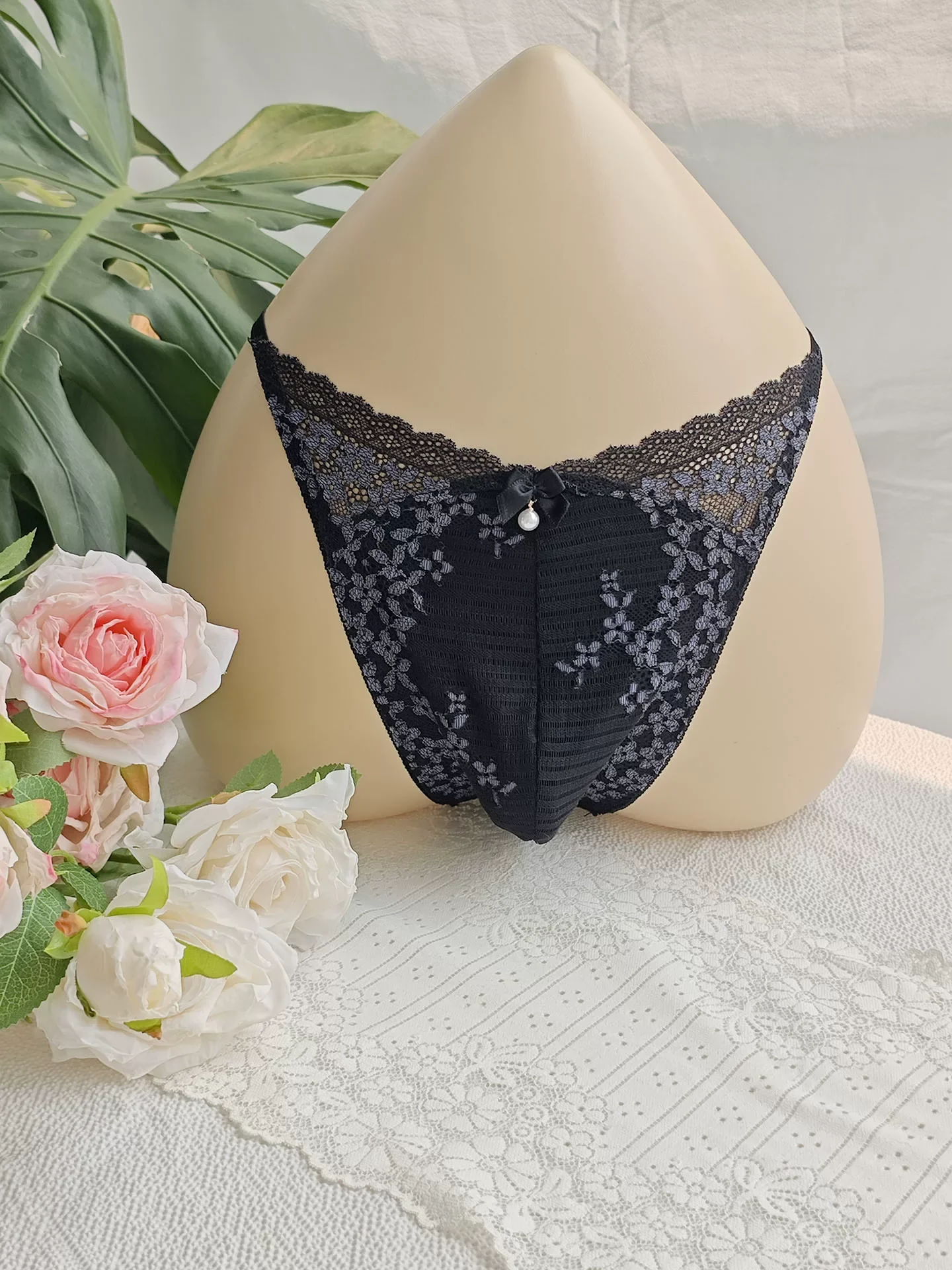 Embroidery Embellishments - Czarne koronkowe męskie slipy z haftem,